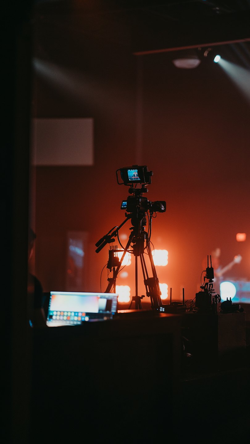 Equipo de video profesional configurado para grabar un evento en vivo.