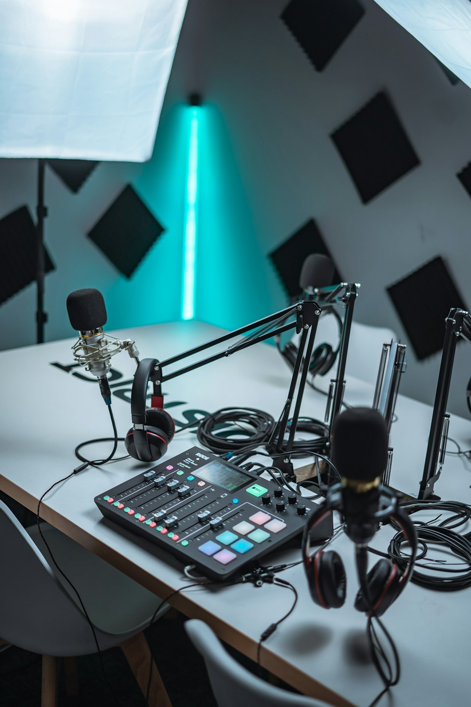 Estudio de podcast profesional con micrófonos y mesa de mezclas de audio.